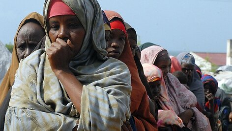 Afriką alinanti sausra privertė milijonus žmonių palikti savo namus.