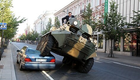 Meras Artūras Zuokas meta i&scaron;&scaron;ūkį neleistinose vietoje automobilius statantiems žmonėms