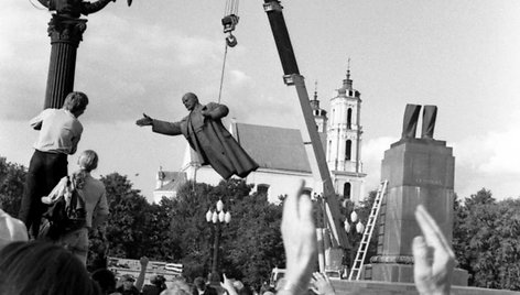 Po žlugusio pučo Maskvoje, 1991 m. rugpjūčio 23 d. Vilniaus Lukiškių aikštėje nukeliamas  V.I.Lenino paminklas