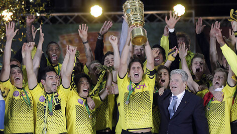 &bdquo;Borussia&ldquo; futbolininkai Vokietijos taurę susigrąžino net po 23 metų pertraukos.