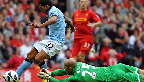 Carlosas Tevezas (kairėje) pasinaudojo &bdquo;Liverpool&ldquo; gynėjo Martino Skrtelio klaida.