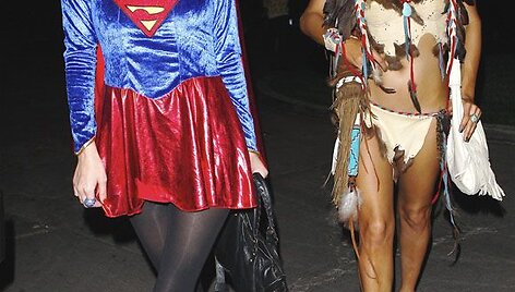 Paris Hilton (de&scaron;inėje) su seserimi Nicky