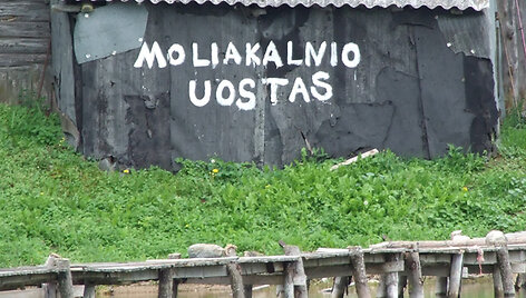 Uosto pavadinimas ant valtinės sienos &ndash; puikus orientyras parplaukiantiems i&scaron; Dysnų platybių