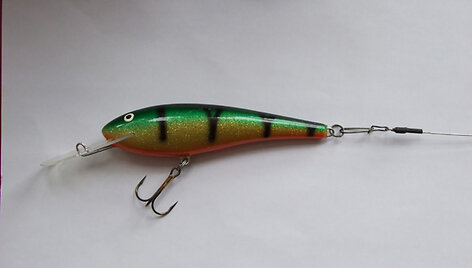  Klasikinį 15 cm &bdquo;minnow&ldquo; voblerį lengvai galima perdaryti į &bdquo;jerk bait&ldquo; masalo pakaitalą