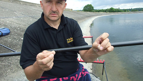 Jonas Jablonskis demonstruoja pavadėlį su kabliuku, kuris gramzdinant masalą ant akmenuoto dugno atšipo per pusdienį.