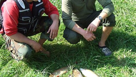 Pirmasis velkiavimo čempionato nugalėtojų duetas &ndash; Andrius &Scaron;iupinis ir Martynas Valiukas su laimikiu