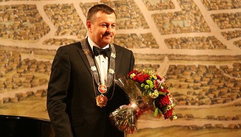 V.Navickas mero postą ir regalijas i&scaron;laikė.