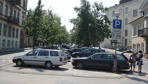 Rekonstruojant skverą tarp Arklių ir Visų &Scaron;ventųjų gatvių ketinama i&scaron;kelti automobilių stovėjimo aik&scaron;telę ir įrengti pėsčiųjų zoną.