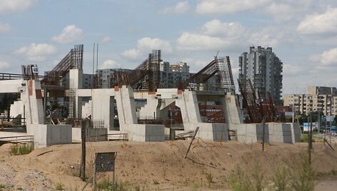 Studija tik padės Vyriausybei atsakyti į klausimą, ką daryti su stadionu: nugriauti, statyti toliau ar palikti, kad jis pats nugriūtų.
