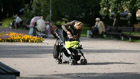 Sveikus kūdikius medikai namuose aplanko tik kartą, vėliau tėvams tenka juos vežti pas gydytojus į poliklinikas.