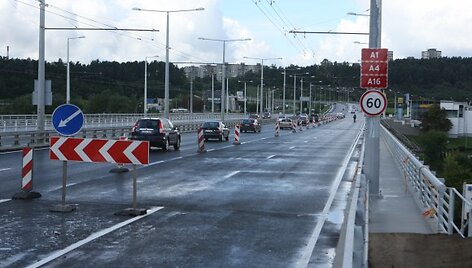 Rugpjūčio pabaigoje atidaryto Lazdynų tilto rekonstrukcijai ketinama skirti daugiau negu 32 mln. Lt i&scaron; &Scaron;iaurės investicijų banko paskolos gautų lė&scaron;ų.