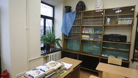 Antakalnio vidurinę mokyklą užliejo vanduo, susidaręs ant stogo tirpstant sniegui.