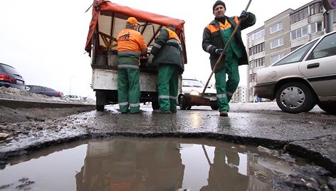 Ant lopo &ndash; dar vienas lopas: kelininkai duobes barsto &scaron;altu asfaltu, nors ir supranta, kad tai neefektyvu.