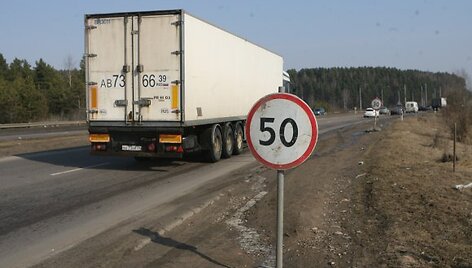 Nors važiavimo greitis tiltu ribojamas, i&scaron;vengti duobių neįmanoma.