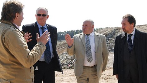 J.Pinskus (k.) su kitais savivaldybės atstovais apžiūrėjo Kazoki&scaron;kių sąvartyną, kurio pirmoji sekcija jau užpildyta.