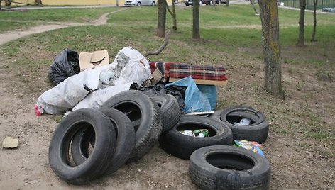 Vilniaus savivaldybė tvirtina, kad talkų metu surinktos šiukšlės jau baigiamos išvežti.