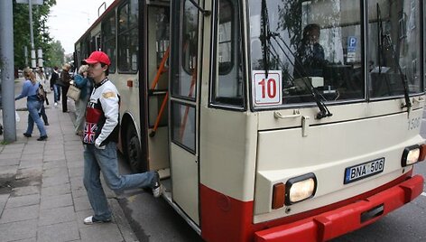 Svarstoma į Vilniaus gatves i&scaron;leisti daugiau autobusų ir troleibusų, nes vilniečiai skundžiasi, kad jų trūksta.