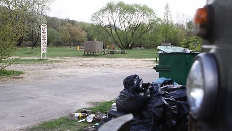 Žirmūnų paplūdimyje jau galima sutikti vieną kitą lankytoją, nors jis dar neparuoštas vasaros sezonui.