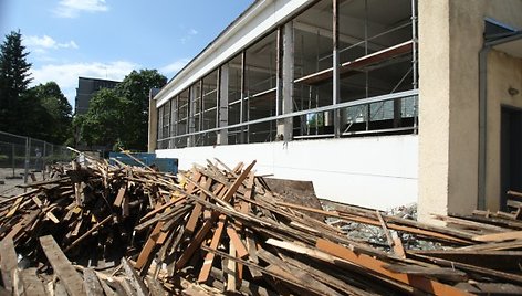 Žirmūnų gimnazijoje moksleivių vietas užėmė statybininkai – remontuojamas čia kone kiekvienas kampas.