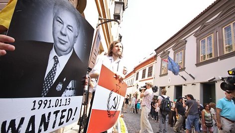 Pasipiktinę Austrijos sprendimu paleisti M.Golovatovą, lietuviai prie šios šalies ambasados skandavo „Gėda gėda“.