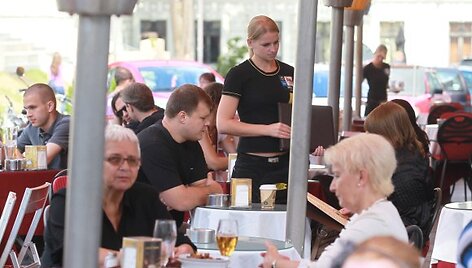 Lauko kavinės &scaron;ią vasarą lankytojų skaičiumi nesiskundžia &ndash; laisvų staliukų jose ne visada rasi.