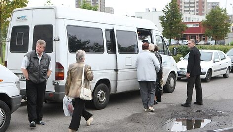 Nors prie Jono Pauliaus II gimnazijos laukė du mikroautobusai, norinčių važiuoti į mitingą atsirado vos keli.