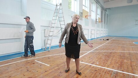 D.Kazakevičienės teigimu, sporto salės grindys tapo nelygios, taigi vaikams joje sportuoti pavojinga.