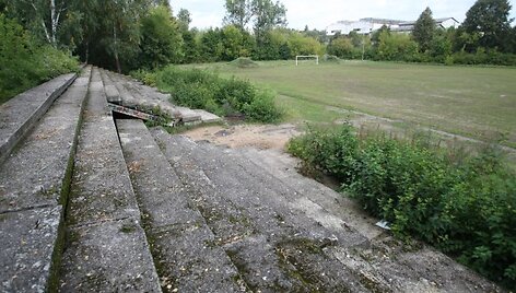 Naujosios Vilnios stadione &scaron;iuo metu galima spardyti ne kamuolį, bet &scaron;iuk&scaron;les, o i&scaron;   tribūnų belikę griuvėsiai.