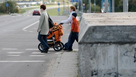 Prie pat perėjos riogsanti mūrinė siena vairuotojams užstoja link gatvės besiartinančius vaikus.