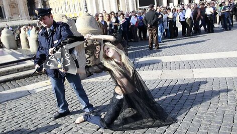 Ukrainos feministės ketino pasirodyti popiežiui.