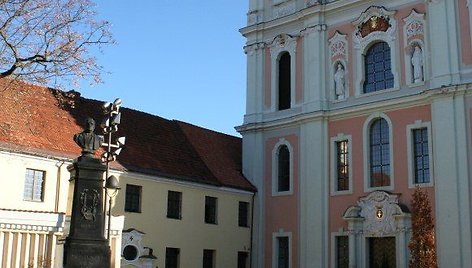 „Kotrynos vyninė“ įsikūrusi prie Šv.Kotrynos bažnyčios prisiglaudusiame pastate.