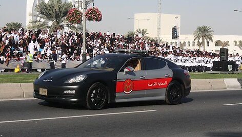 Policininkai ir ugniagesiai parade su &bdquo;Porsche Panamera&ldquo; ir &bdquo;Cayenne&ldquo;