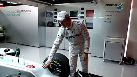 Nico Rosbergas prie F-1 bolido