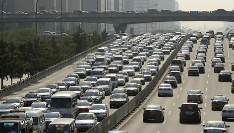 Kinijoje nusidriekė beveik 100 km transporto kam&scaron;tis