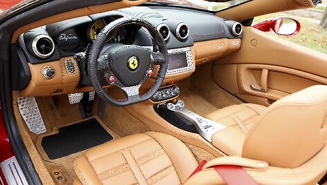 Paryžius. &bdquo;Ferrari California&ldquo; su HELE sistema