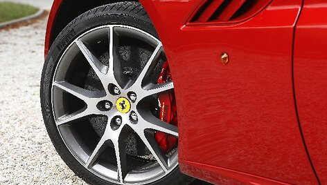 Paryžius. &bdquo;Ferrari California&ldquo; su HELE sistema