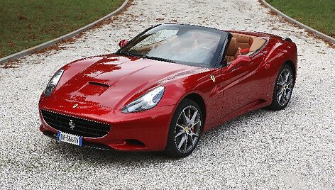 Paryžius. &bdquo;Ferrari California&ldquo; su HELE sistema