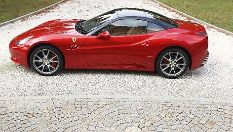 Paryžius. &bdquo;Ferrari California&ldquo; su HELE sistema