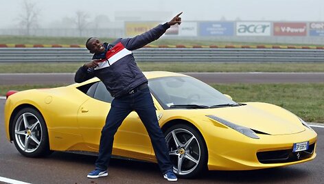 Usainas Boltas i&scaron;bandė &bdquo;Ferrari&ldquo; automobilius