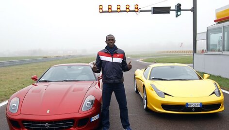 Usainas Boltas i&scaron;bandė &bdquo;Ferrari&ldquo; automobilius