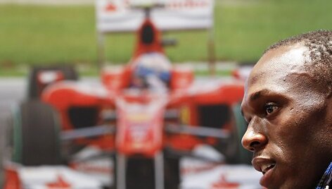 Usainas Boltas i&scaron;bandė &bdquo;Ferrari&ldquo; automobilius