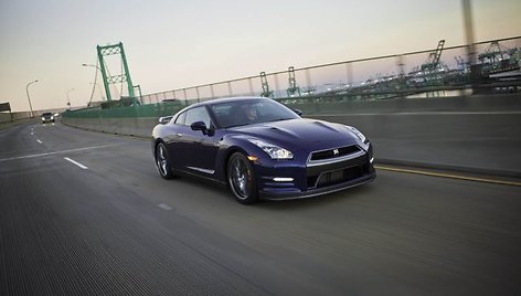 „Nissan GT-R“ gavo papildomus 45 AG