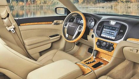 Naujos kartos &bdquo;Chrysler 300C&ldquo; interjeras