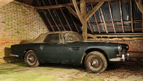 Daržinėje atrastas apleistas „Aston Martin DB4 Convertible“