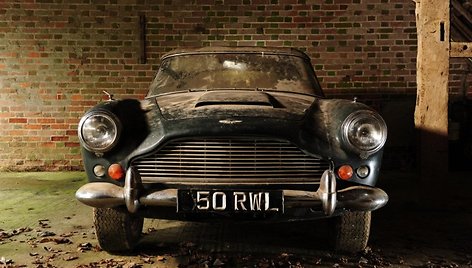 Daržinėje atrastas apleistas „Aston Martin DB4 Convertible“