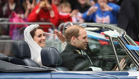 Princas Williamas ir jo i&scaron;rinktoji Kate Middleton vestuves paliko &bdquo;Aston Martin DB6 Volante&ldquo; automobiliu