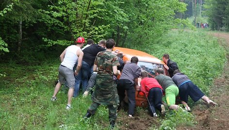 Vilniaus ralis. „Lada“ vairuotojui prireikė žiūrovų pagalbos