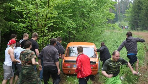 Vilniaus ralis. „Lada“ vairuotojui prireikė žiūrovų pagalbos