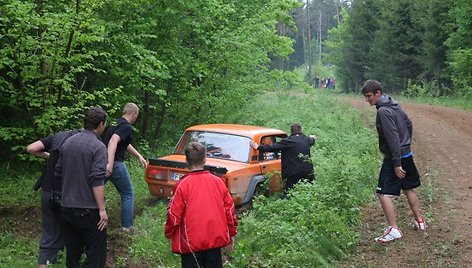 Vilniaus ralis. „Lada“ vairuotojui prireikė žiūrovų pagalbos