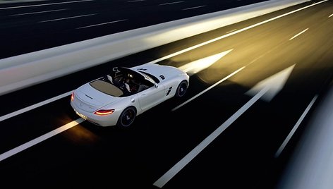 „Mercedes-Benz SLS AMG Roadster“ – tobulų formų galia